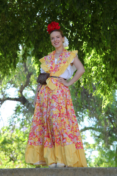 CONJUNTO FALDA + PIQUILLO ESTAMPADO DE FLORES AMARILLAS