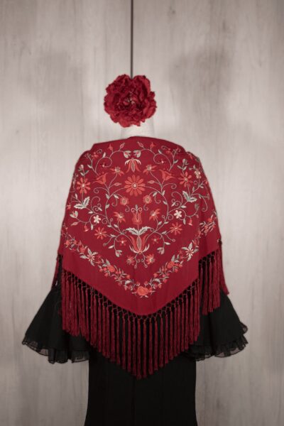 Mantón burdeos bordado en multicolor