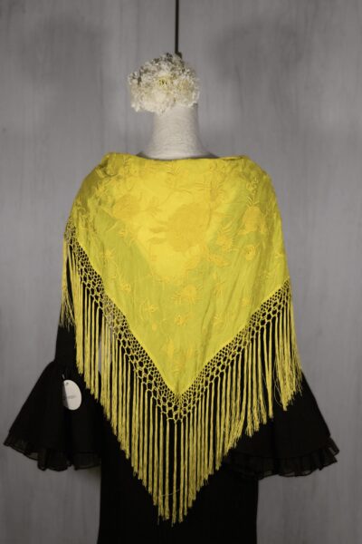 Mantocillo Candela de seda Amarillo bordado al tono