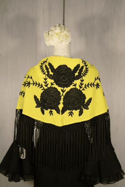 Mantón amarillo bordado en negro