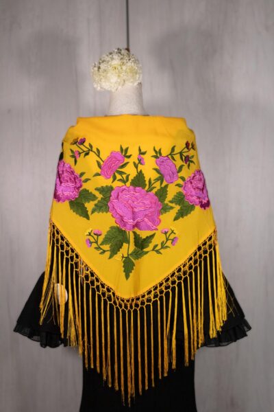 Mantón mostaza Andalucía bordado en tonos buganvilla y verde