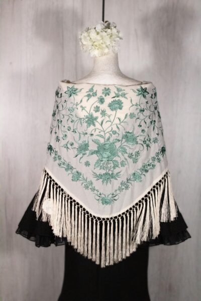Mantón marfil bordado en verde jabonoso