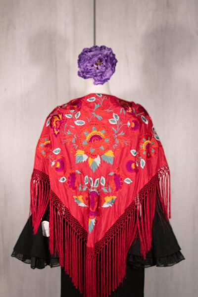 Mantoncillo Araceli de seda rojo bordado multicolor