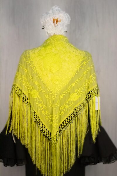 Mantoncillo Candela de seda verde lima bordado al tono