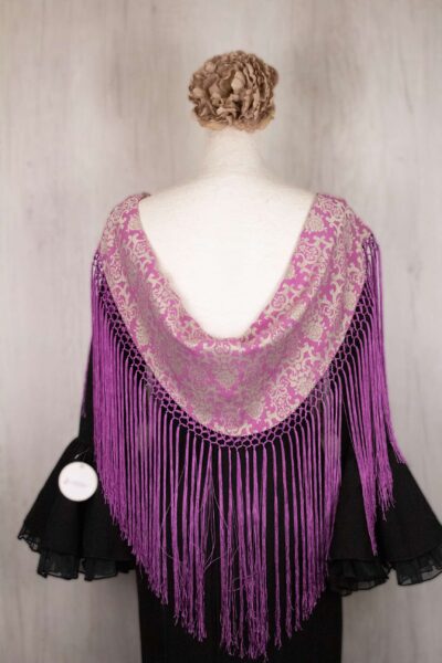 Mantón violeta bordado en marfil