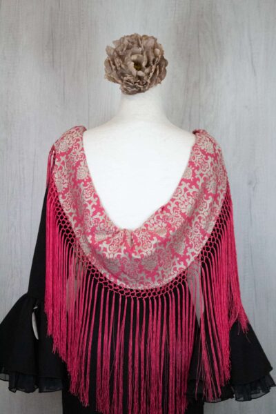 Mantón rosa bordado en marfil