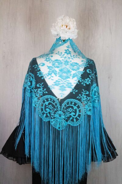 Mantón bordado en azul
