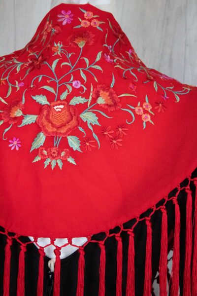 Mantón niña rojo bordado
