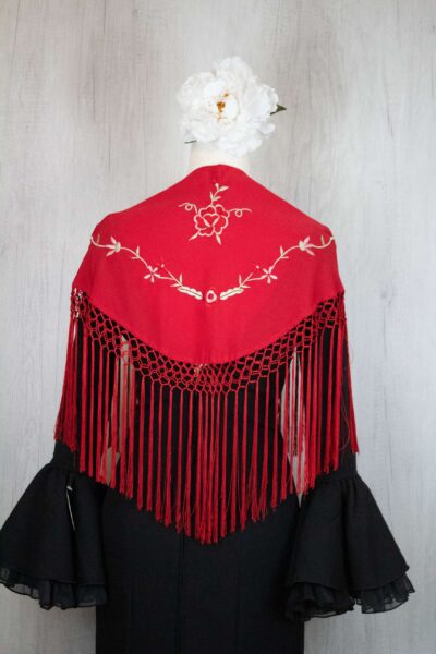 Mantón niña rojo bordado