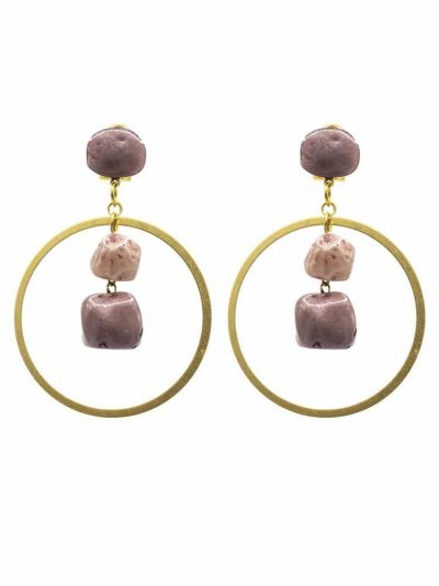 Pendiente de flamenca aro grande piedras nácar color maquillaje oscuro