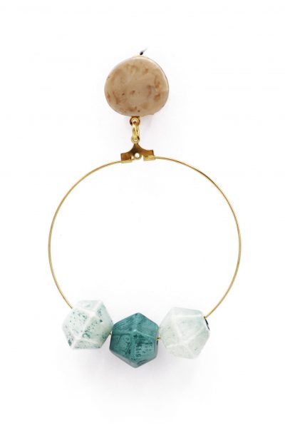 Pendiente de flamenca aro mediano piedras nácar color beige, aguamarina y verde agua