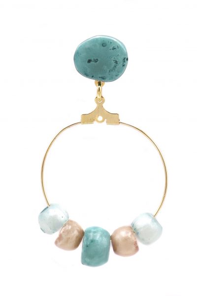 Pendiente de flamenca aro pequeño piedras nácar color aguamarina y beige