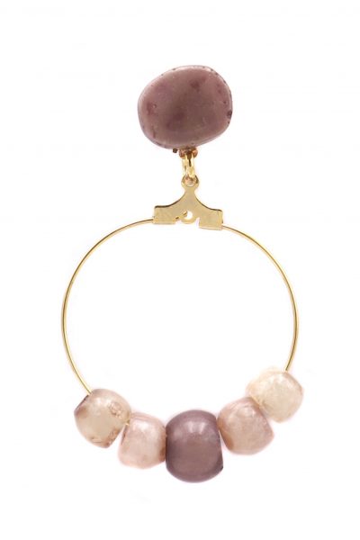 Pendiente de flamenca aro pequeño piedras nácar color beige y maquillaje