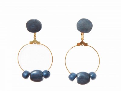 Pendiente de flamenca aro pequeño piedras nácar color azul petróleo