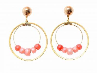 Pendiente de flamenca aro mediano piedras nácar color salmón y coral