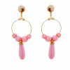 Pendiente de flamenca aro y lágrima mediano piedras nácar color rosa bebé
