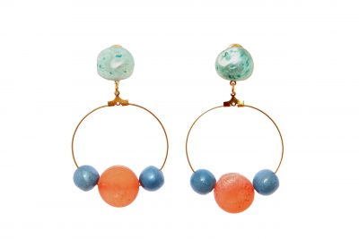 Pendiente de flamenca aro mediano piedras nácar color verde agua, azul azafata y rosa