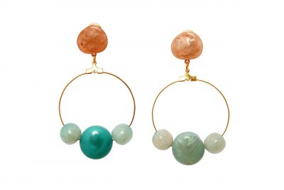 Pendiente de flamenca aro mediano piedras nácar color beige y verde agua