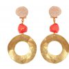 Pendiente de flamenca aro mediano piedras nácar color beige y coral con metal dorado