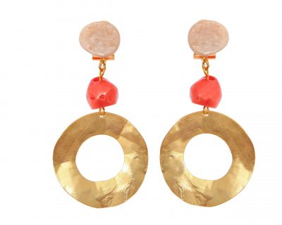 Pendiente de flamenca aro mediano piedras nácar color beige y coral con metal dorado