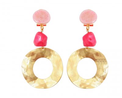 Pendiente de flamenca aro mediano piedras nácar color rosa bebé y fresa con metal dorado