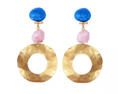 Pendiente de flamenca aro mediano piedras nácar color azul ducado y rosa con metal dorado