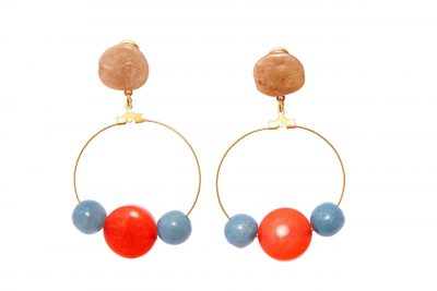 Pendiente de flamenca aro mediano piedras nácar color beige, azul azafata y coral