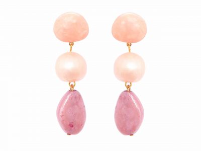 Pendiente de flamenca mediano piedras nácar color beige, rosa bebé y malva